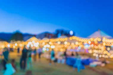 Caddedeki gece festivalinin bulanık görüntüsü Bokeh ile bulanık arkaplan .