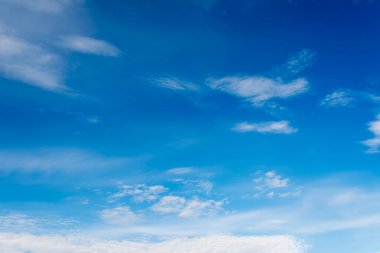 Arkaplan kullanımı için beyaz bulutlu berrak gökyüzü resmi .