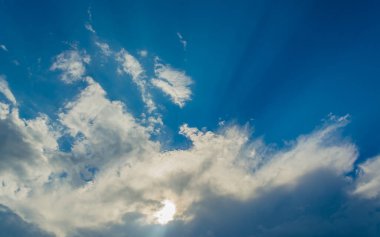 Arkadaki kullanım için açık mavi gökyüzü ve güneş ışığının görüntüsü.