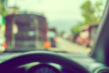 Arka plan kullanımı için gündüz vakti araba kullanan insanların klasik ton bulanık görüntüsü. (içeriden fotoğraf çek)