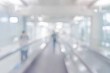 Havaalanında arka plan kullanımı için insanlarla dolu uzun koridorun soyut bulanık resmi .