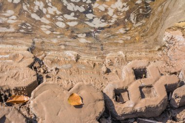 Bir heyelan sonrasında kötü inşaat zemin bodrumunun arkaplan resmi.