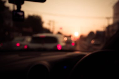 Arka plan kullanımı için gündüz vakti araba kullanan insanların klasik ton bulanık görüntüsü. (içeriden fotoğraf çek)