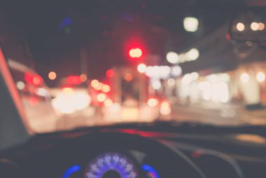 Arka plan kullanımı için gece vakti araba kullanan insanların klasik ton bulanık görüntüsü. (içeriden fotoğraf çek)