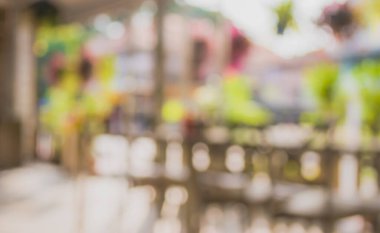 Soyut görüntüler açık hava masasını bulanıklaştırdı ve arka plan kullanımı için gün içinde bahçede çene çaldı. (Klasik ton))