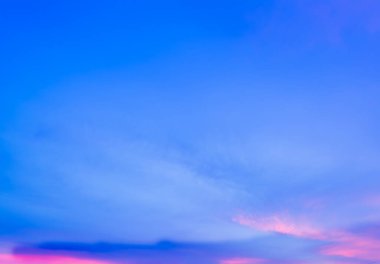 Arkaplan kullanımı için alacakaranlık gökyüzü görüntüsü.