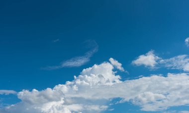 arkaplan kullanımı için mavi gökyüzü ve beyaz bulutların gündüz görüntüsü