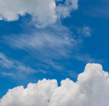 Arkaplan için gündüz vakti beyaz bulutlu mavi gökyüzü resmi.