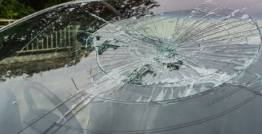 Kırık arabanın ön camına odaklanmış seçici görüntü. Araba kazası..