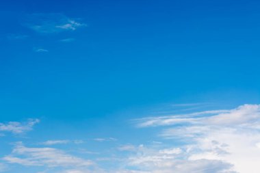 Arkaplan için açık gökyüzünün gündüz görüntüsü.