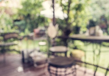 Soyut dış mekan kahve kulübesi görüntüsü gündüz vakti bulanıklaşır, arka plan kullanımı için bahçede. (Klasik ton))