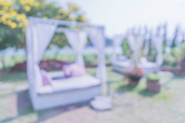 Bahçedeki beyaz perdenin ve yatağın klasik ton görüntüsü.