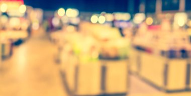 Alışveriş merkezinin veya ticari fuarın bulanık görüntüsü ve arka plan kullanımı için insanlar .