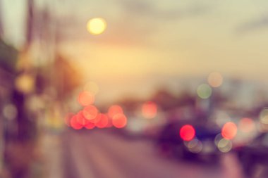 Arka plan kullanımı için akşam vakti yolda bulanık bir araba görüntüsü. (Klasik ton))