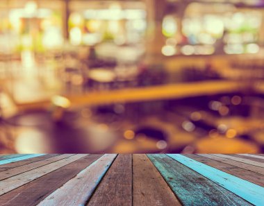 Ahşap tablo resmi ve bulanık bokeh arkaplanı.