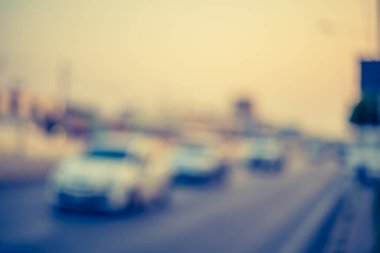 Arka plan kullanımı için akşam yolda bulanık arabanın klasik ton görüntüsü.