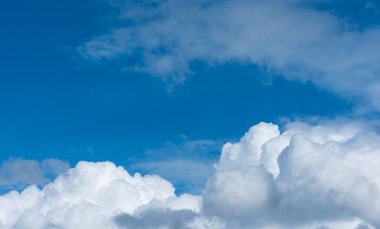 arkaplan kullanımı için mavi gökyüzü ve beyaz bulutların gündüz görüntüsü.