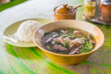 Haşlanmış bağırsak ve sebzeli Çin çorbası 