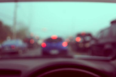 Arka plan kullanımı için puslu bir günde araba kullanan insanların klasik ton bulanık görüntüsü. (içeriden fotoğraf çek)