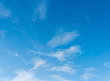 arkaplan kullanımı için mavi gökyüzü ve beyaz bulutların gündüz görüntüsü.