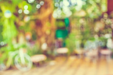 Arka plan kullanımı için Bokeh ile gündüz vakti kahve dükkanının bulanık görüntüsü.