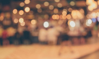 Alışveriş merkezinin bulanık görüntüsü ve arka plan kullanımı için insanlar .