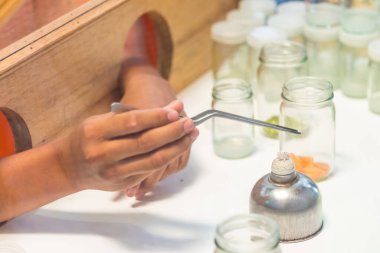 Arka plan için laboratuvar kaputunda sebze dokusu kültürü görüntüsü.