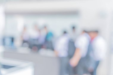 Arka plan kullanımı için bilgisayar öğrenme merkezi sınıfındaki insanların bulanık görüntüsü.