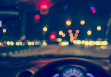 Arkaplan kullanımı için gece vakti trafik sıkışıklığı olan bokeh ışıklı içerideki arabaların bulanık görüntüsü.