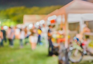 Caddedeki gece festivalinin soyut bulanık görüntüsü Bokeh ile bulanık arkaplan.