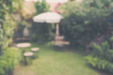 Soyut dış mekan kahve kulübesi görüntüsü gündüz vakti bulanıklaşır, arka plan kullanımı için bahçede. (Klasik ton))