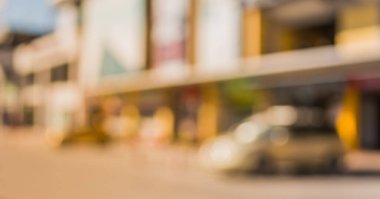 Arkaplan kullanımı için gün içinde dükkandaki bulanık araba parkının görüntüsü .