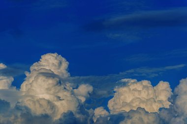 arkaplan kullanımı için mavi gökyüzü ve beyaz bulutların gündüz görüntüsü.