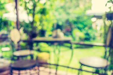 Soyut dış mekan kahve kulübesi görüntüsü gündüz vakti bulanıklaşır, arka plan kullanımı için bahçede. (Klasik ton))