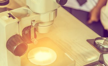 Modern laboratuarda arkaplan için mikroskop görüntüsü.