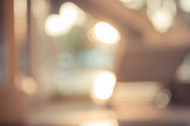 Arkaplan kullanımı için gündüz saatinde modern binanın bulanık görüntüsü.