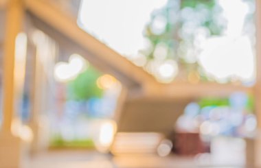 Arkaplan kullanımı için gündüz saatinde modern binanın bulanık görüntüsü.