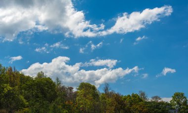 Arkadaki kullanım için mavi gökyüzü beyaz bulut ve tepenin görüntüsü.