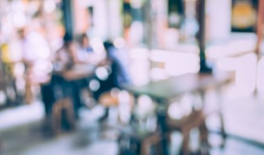 Bokeh imajı olan bir kafenin arka planı bulanık .