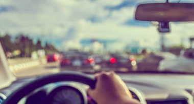 Arka plan kullanımı için gündüz vakti araba kullanan insanların klasik ton bulanık görüntüsü. (içeriden fotoğraf çek)