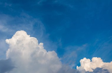 arkaplan kullanımı için mavi gökyüzü ve beyaz bulutların gündüz görüntüsü.