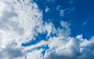 Arka plan kullanımı için mavi gökyüzü ve beyaz bulutun gündüz görüntüsü. (yatay)).