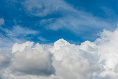 Arka plan kullanımı için mavi gökyüzü ve beyaz bulutun gündüz görüntüsü. (yatay)).