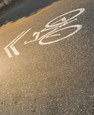 Arkaplan kullanımı için işareti olan asfalt yol ve yeni bisiklet yolu resmi.