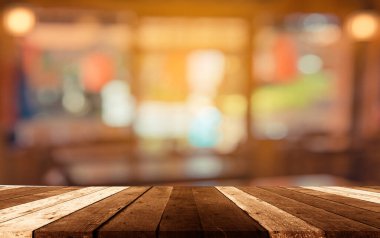 Seçici odak görüntüsü ahşap masa yüzeyi ve arka plan kullanımı için Japon restoranındaki bulanık insanlar .