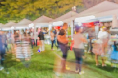 Caddedeki gece festivalinin soyut bulanık görüntüsü Bokeh ile bulanık arkaplan.