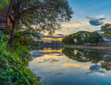 Lampang, Tayland 'da gün batımında güzel bulutlu bir gökyüzü olan ağaç görüntüsü