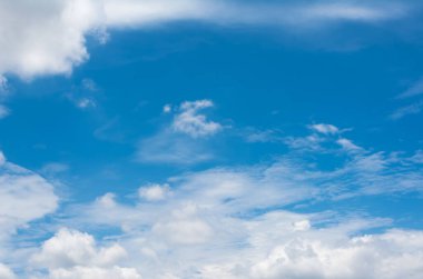 Arkaplan için gündüz vakti beyaz bulutlu mavi gökyüzü resmi.