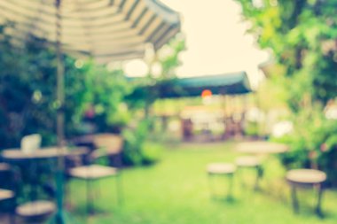 Soyut dış mekan kahve kulübesi görüntüsü gündüz vakti bulanıklaşır, arka plan kullanımı için bahçede. (Klasik ton))