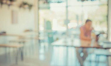 Arka plan kullanımı için Bokeh ile kahve dükkanının klasik ton bulanık görüntüsü .